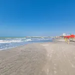 Delightful *2Bed/2Bath W Ac* Beach Breeze